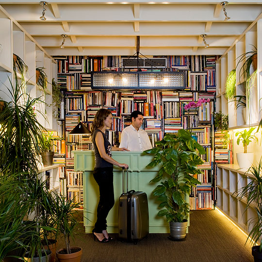 HOTEL-PRAKTIK-GARDEN-BARCELONA-FRONTDESK